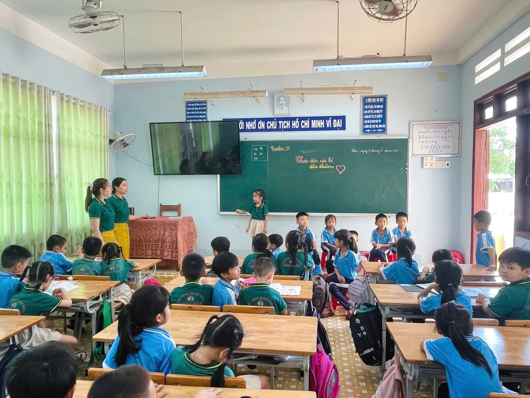 Hoạt động trải nghiệm tham quan trường tiểu học Phổ Châu của các bé lớp Mẫu giáo lớn